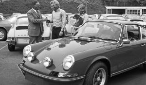 Porsche eigenaren halen al 70 jaar hun nieuwe auto op bij de Porschefabriek in Stuttgart